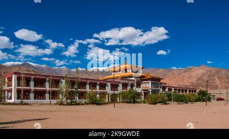 Ladakh, Inde - 23 juin,2022: Bâtiment traditionnel tibétain ou ladakhi d'architecture école près de Leh. Banque D'Images