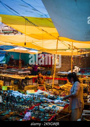 Ladakh, Inde - 18 juin,2022:Vente de magasin tibétain au marché de Leh, marché ancien datant du 15th siècle Banque D'Images