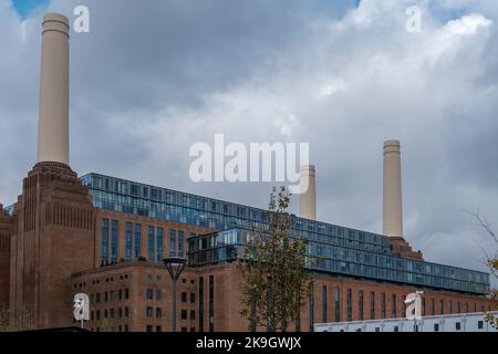 Battersea Power Station, une centrale électrique au charbon emblématique désaffectée, rénovée en bâtiments modernes à usage mixte et en quartier. Banque D'Images