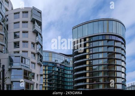 Prospect place sur la gauche et Battersea Roof Gardens sur la droite au développement de Battersea Power Station, Wandsworth, sud-ouest de Londres. Banque D'Images