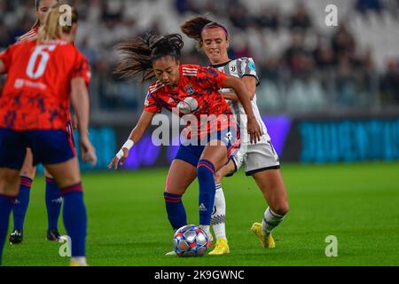 Turin, Italie. 27th octobre 2022. Selma Bacha (4) de l'Olympique Lyon et Barbara Bonansea (11) de Juventus vus lors du match de l'UEFA Women's Champions League entre Juventus et Lyon au stade Allianz de Turin. (Crédit photo : Gonzales photo/Alamy Live News Banque D'Images