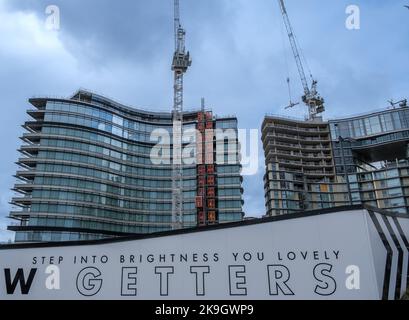 50 Electric Boulevard Left et Battersea Roof Gardens à Battersea Power Station Development, Wandsworth, SW London. Banque D'Images