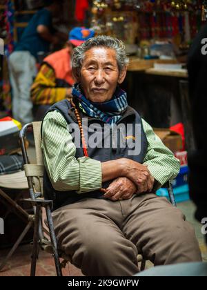 Ladakh, Inde - 18 juin,2022: Vendeur de magasin tibétain au marché de Leh, marché ancien datant du 15th siècle Banque D'Images