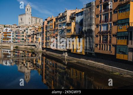 Gérone, Espagne le 22 octobre 2022 : maisons colorées jaune et orange dans le quartier juif historique de Gérone, Catalogne, Espagne en réfléchissant sur le ri d'Oñar Banque D'Images