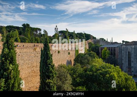 Gérone, Espagne, 22 octobre 2022 : la vieille ville de Gérone se trouve sur la passerelle le jour ensoleillé de l'été, connu sous le nom de Passeig de la Muralla. Vieux murs romains Banque D'Images