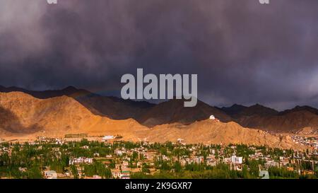 Ladakh, Inde - 23 juin,2022: Beau paysage de Ladakh couvrant la chaîne de montagnes et le ciel, le plus haut plateau en Inde. Paysage urbain du Ladakh. Panoramique Banque D'Images