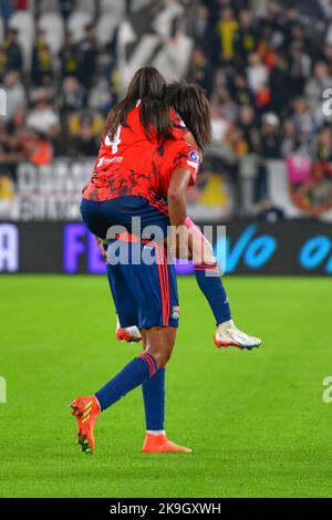 Turin, Italie. 27th octobre 2022. Selma Bacha (4) et Wendie Renard, de l'Olympique Lyon, vus lors du match de l'UEFA Women's Champions League entre Juventus et Lyon au stade Allianz de Turin. (Crédit photo : Gonzales photo/Alamy Live News Banque D'Images