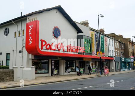 Londres - octobre 2022 : Polka Theatre à Wimbledon, dans le sud-ouest de Londres. Un théâtre pour enfants avec café et aire de jeux Banque D'Images