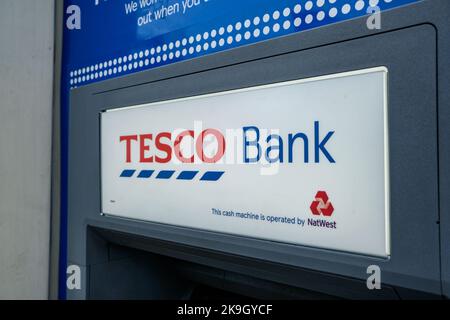 Londres - octobre 2022 : distributeur de billets de la Tesco Bank à une station-service de Tesco Esso à Wimbledon, dans le sud-ouest de Londres Banque D'Images