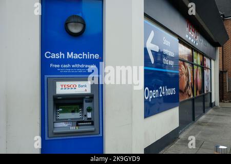 Londres - octobre 2022 : distributeur de billets de la Tesco Bank à une station-service de Tesco Esso à Wimbledon, dans le sud-ouest de Londres Banque D'Images