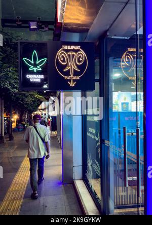 Un Touriste de l'Ouest mâle passe devant un magasin de cannabis récemment ouvert à Bangkok, en Thaïlande. Le cannabis, ou ganja comme on le connaît en Thaïlande, était complètement le Banque D'Images