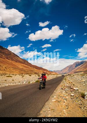 Ladakh, Inde - 26 juin 2022 : Bikers bénéficiant d'une belle vue panoramique entre Diskit et Khardung la Pass dans la vallée de Nubra, Leh Ladakh, Jammu et Kashm Banque D'Images