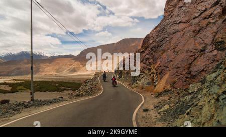 Ladakh, Inde - 26 juin 2022 : Bikers bénéficiant d'une belle vue panoramique entre Diskit et Khardung la Pass dans la vallée de Nubra, Leh Ladakh, Jammu et Kashm Banque D'Images