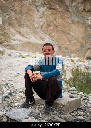 Ladakh, Inde - 23 juin,2022: Portrait de Lakhadi homme regardant l'appareil photo. Banque D'Images