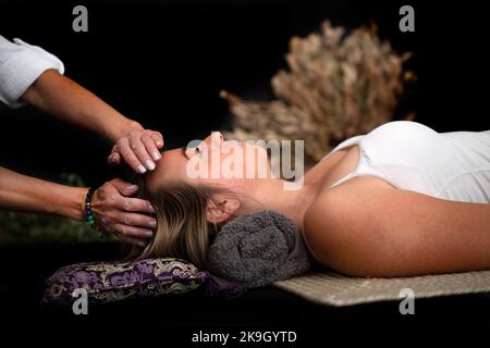 femme et guérison énergétique devant un fond noir Banque D'Images