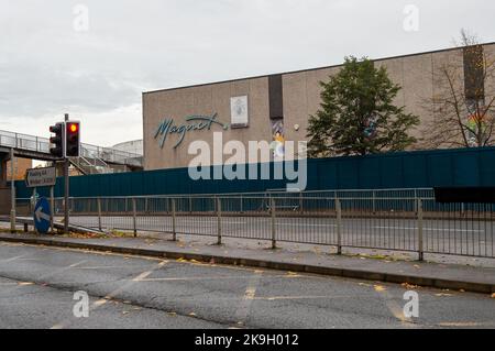 Maidenhead, Berkshire, Royaume-Uni. 28th octobre 2022. L'ancien centre de loisirs Magnet du centre-ville de Maidenhead sera remplacé par 434 maisons en partenariat avec le Royal Borough of Windsor et Maidenhead et le promoteur immobilier Countryside. La passerelle de Hines Meadow à travers les A4 à l'aimant doit être démolie ce soir et la démolition de l'aimant loisirs doit commencer immineusement. Un nouveau centre de loisirs a été construit à l'extérieur du centre-ville, ce qui n'est plus pratique pour de nombreux résidents. Crédit : Maureen McLean/Alay Live News Banque D'Images