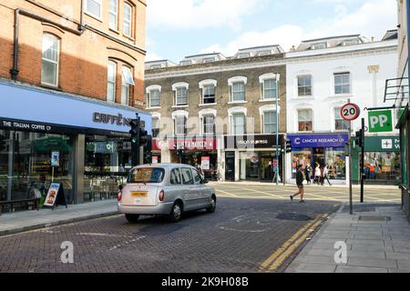 Londres - 2022 octobre : Caffe Nero et d'autres boutiques de grande rue sur Putney High Street dans le sud-ouest de Londres Banque D'Images