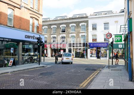 Londres - 2022 octobre : Caffe Nero et d'autres boutiques de grande rue sur Putney High Street dans le sud-ouest de Londres Banque D'Images