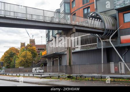 Maidenhead, Berkshire, Royaume-Uni. 28th octobre 2022. L'ancien centre de loisirs Magnet du centre-ville de Maidenhead sera remplacé par 434 maisons en partenariat avec le Royal Borough of Windsor et Maidenhead et le promoteur immobilier Countryside. La passerelle de Hines Meadow à travers les A4 à l'aimant doit être démolie ce soir et la démolition de l'aimant loisirs doit commencer immineusement. Un nouveau centre de loisirs a été construit à l'extérieur du centre-ville, ce qui n'est plus pratique pour de nombreux résidents. Crédit : Maureen McLean/Alay Live News Banque D'Images