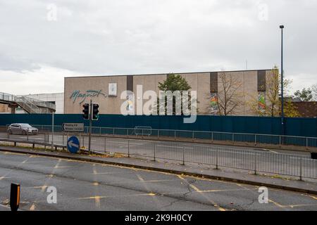 Maidenhead, Berkshire, Royaume-Uni. 28th octobre 2022. L'ancien centre de loisirs Magnet du centre-ville de Maidenhead sera remplacé par 434 maisons en partenariat avec le Royal Borough of Windsor et Maidenhead et le promoteur immobilier Countryside. La passerelle de Hines Meadow à travers les A4 à l'aimant doit être démolie ce soir et la démolition de l'aimant loisirs doit commencer immineusement. Un nouveau centre de loisirs a été construit à l'extérieur du centre-ville, ce qui n'est plus pratique pour de nombreux résidents. Crédit : Maureen McLean/Alay Live News Banque D'Images