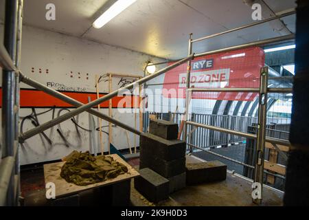 Maidenhead, Berkshire, Royaume-Uni. 28th octobre 2022. L'accès à la passerelle de Hines Meadow, qui traverse la A4 jusqu'à l'aimant, a été bricolé aujourd'hui alors que la passerelle doit être démolie ce soir. L'ancien centre de loisirs Magnet du centre-ville de Maidenhead sera remplacé par 434 maisons en partenariat avec le Royal Borough of Windsor et Maidenhead and Countryside Partnership. La démolition de l'aimant de loisirs doit commencer de façon imminente. Un nouveau centre de loisirs a été construit en dehors du centre-ville. Crédit : Maureen McLean/Alay Live News Banque D'Images