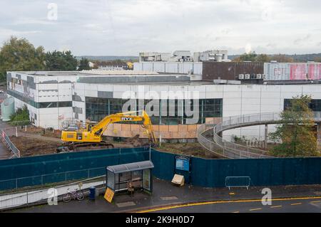 Maidenhead, Berkshire, Royaume-Uni. 28th octobre 2022. L'ancien centre de loisirs Magnet du centre-ville de Maidenhead sera remplacé par 434 maisons en partenariat avec le Royal Borough of Windsor et Maidenhead et le promoteur immobilier Countryside. La passerelle de Hines Meadow à travers les A4 à l'aimant doit être démolie ce soir et la démolition de l'aimant loisirs doit commencer immineusement. Un nouveau centre de loisirs a été construit à l'extérieur du centre-ville, ce qui n'est plus pratique pour de nombreux résidents. Crédit : Maureen McLean/Alay Live News Banque D'Images