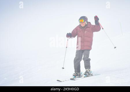 Gudauri, Géorgie - 25th mars, 2022: Homme caucasien aventureux âgé ski alpin excité sur des conditions enneigées en hiver station de ski en vacances Banque D'Images