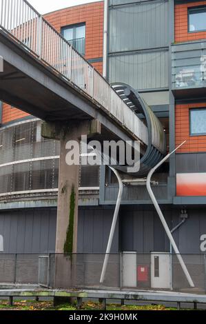 Maidenhead, Berkshire, Royaume-Uni. 28th octobre 2022. L'ancien centre de loisirs Magnet du centre-ville de Maidenhead sera remplacé par 434 maisons en partenariat avec le Royal Borough of Windsor et Maidenhead et le promoteur immobilier Countryside. La passerelle de Hines Meadow à travers les A4 à l'aimant doit être démolie ce soir et la démolition de l'aimant loisirs doit commencer immineusement. Un nouveau centre de loisirs a été construit à l'extérieur du centre-ville, ce qui n'est plus pratique pour de nombreux résidents. Crédit : Maureen McLean/Alay Live News Banque D'Images