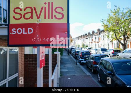 Londres - 2022 octobre : signature de l'agent immobilier Savills sur la rue résidentielle Banque D'Images