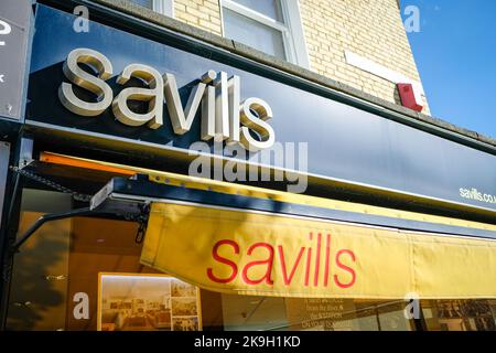 Londres - 2022 octobre : agent immobilier Savills sur Northcote Road, Clapham Banque D'Images