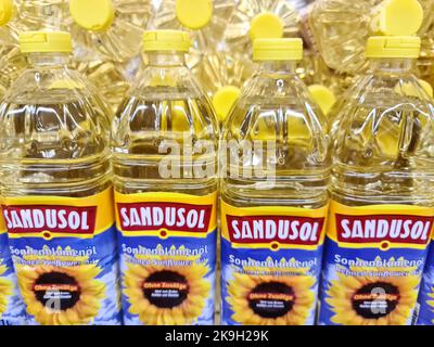 Kiel, Allemagne - 03. Octobre 2022: De nombreuses bouteilles d'huile végétale pour la cuisson et la friture sur une étagère de supermarché Banque D'Images