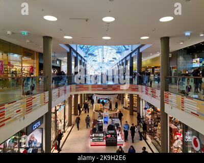 Kiel, Allemagne - 03. 2022 octobre : dans la grande galerie marchande de Sophienhof, dans le centre de Kiel, lors d'une journée bien remplie. Banque D'Images