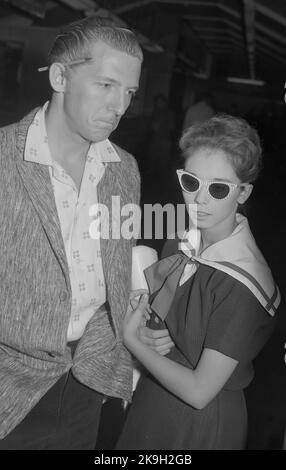 Photo du dossier datée du 27/05/58 du chanteur de rock 'n' roll Jerry Lee Lewis et de sa mariée de 13 ans, Myra, se préparent à quitter l'aéroport de Londres pour l'Amérique après l'annulation de sa tournée au Royaume-Uni après qu'il ait été jalonné sur la scène d'un théâtre de Londres. M. Lee Lewis est décédé à l'âge de 87 ans, a déclaré son attaché de presse. Date de publication : vendredi 28 octobre 2022. Banque D'Images