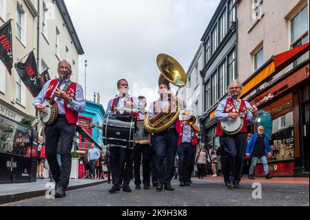 Cork, Irlande. 28th octobre 2022. Aujourd'hui est le premier jour du festival de jazz Guinness Cork 44th. En plus des groupes qui jouent dans les lieux, les rues de Cork accueillent des concerts impromptus. Le groupe de jazz 'Lamarotte' joue dans les rues de Cork. Crédit : AG News/Alay Live News Banque D'Images