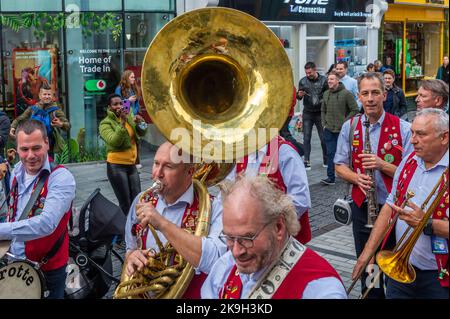 Cork, Irlande. 28th octobre 2022. Aujourd'hui est le premier jour du festival de jazz Guinness Cork 44th. En plus des groupes qui jouent dans les lieux, les rues de Cork accueillent des concerts impromptus. Le groupe de jazz 'Lamarotte' joue dans les rues de Cork. Crédit : AG News/Alay Live News Banque D'Images