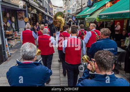 Cork, Irlande. 28th octobre 2022. Aujourd'hui est le premier jour du festival de jazz Guinness Cork 44th. En plus des groupes qui jouent dans les lieux, les rues de Cork accueillent des concerts impromptus. Le groupe de jazz 'Lamarotte' joue dans les rues de Cork. Crédit : AG News/Alay Live News Banque D'Images