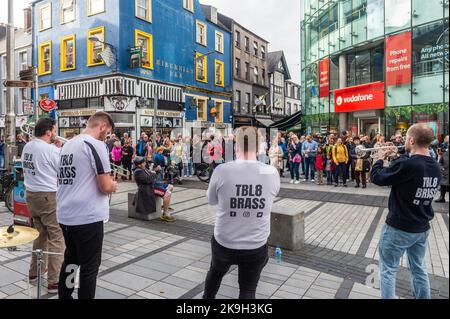 Cork, Irlande. 28th octobre 2022. Aujourd'hui est le premier jour du festival de jazz Guinness Cork 44th. En plus des groupes qui jouent dans les lieux, les rues de Cork accueillent des concerts impromptus. Le jazz Band 'TBL8 Brass' de Dublin a joué à l'extérieur du bureau de poste principal sur Oliver Plunkett Street. Crédit : AG News/Alay Live News Banque D'Images