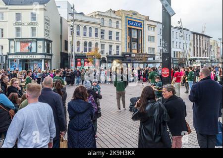 Cork, Irlande. 28th octobre 2022. Aujourd'hui est le premier jour du festival de jazz Guinness Cork 44th. En plus des groupes qui jouent dans les lieux, les rues de Cork accueillent des concerts impromptus. Le groupe de cuivres basé à Cork, « Code of Behavior », a joué à d'énormes foules sur Patrick Street. Crédit : AG News/Alay Live News Banque D'Images