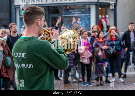 Cork, Irlande. 28th octobre 2022. Aujourd'hui est le premier jour du festival de jazz Guinness Cork 44th. En plus des groupes qui jouent dans les lieux, les rues de Cork accueillent des concerts impromptus. Le groupe de cuivres basé à Cork, « Code of Behavior », a joué à d'énormes foules sur Patrick Street. Crédit : AG News/Alay Live News Banque D'Images