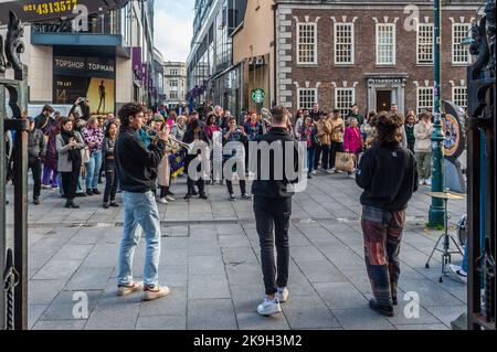 Cork, Irlande. 28th octobre 2022. Aujourd'hui est le premier jour du festival de jazz Guinness Cork 44th. En plus des groupes qui jouent dans les lieux, les rues de Cork accueillent des concerts impromptus. Le populaire groupe de Cork 'Rebel Brass' a joué à l'extérieur de la Crawford Art Gallery à une foule énorme. Crédit : AG News/Alay Live News Banque D'Images