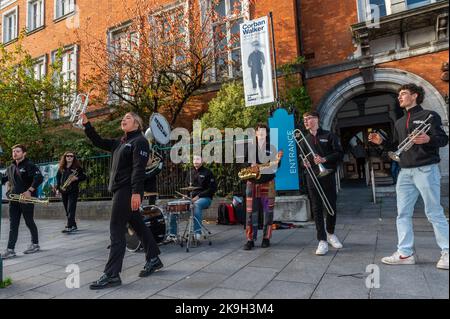 Cork, Irlande. 28th octobre 2022. Aujourd'hui est le premier jour du festival de jazz Guinness Cork 44th. En plus des groupes qui jouent dans les lieux, les rues de Cork accueillent des concerts impromptus. Le populaire groupe de Cork 'Rebel Brass' a joué à l'extérieur de la Crawford Art Gallery à une foule énorme. Crédit : AG News/Alay Live News Banque D'Images