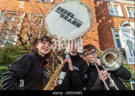 Cork, Irlande. 28th octobre 2022. Aujourd'hui est le premier jour du festival de jazz Guinness Cork 44th. En plus des groupes qui jouent dans les lieux, les rues de Cork accueillent des concerts impromptus. Le populaire groupe de Cork 'Rebel Brass' a joué à l'extérieur de la Crawford Art Gallery à une foule énorme. Les membres du groupe Eimar Hallahan; Seán O'Callaghan et Conor Redmond posent pour une photo. Crédit : AG News/Alay Live News Banque D'Images