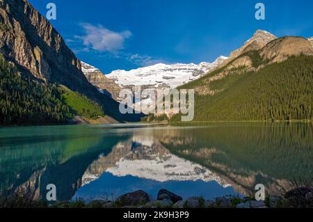 Lac Louise avec le glacier Victoria en arrière-plan à l'aube. Banque D'Images