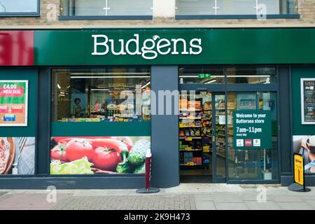 Londres - octobre 2022 : magasin Budgens dans le sud-ouest de Londres - Une chaîne de dépanneurs britannique Banque D'Images