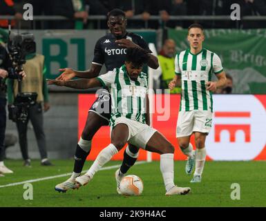 BUDAPEST, HONGRIE - OCTOBRE 27: Youssouf Fofana d'AS Monaco défie José Marcos Marquinhos de Ferencvarosi TC lors du match de l'UEFA Europa League groupe H entre Ferencvarosi TC et AS Monaco au stade Ferencvaros de 27 octobre 2022 à Budapest, Hongrie. Banque D'Images