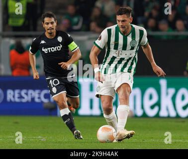 BUDAPEST, HONGRIE - OCTOBRE 27: Balint Vecsei de Ferencvarosi TC passe le ballon à côté de Wissam Ben Yedder de MONACO pendant le match de groupe H de l'UEFA Europa League entre Ferencvarosi TC et AS Monaco au stade Ferencvaros de 27 octobre 2022 à Budapest, Hongrie. Banque D'Images