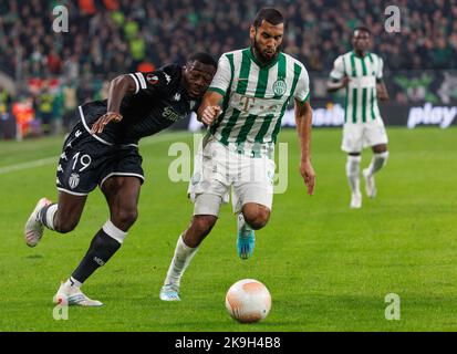 BUDAPEST, HONGRIE - OCTOBRE 27: Youssouf Fofana d'AS Monaco défie Aissa Laidouni de Ferencvarosi TC lors du match de l'UEFA Europa League groupe H entre Ferencvarosi TC et AS Monaco au stade Ferencvaros de 27 octobre 2022 à Budapest, Hongrie. Banque D'Images