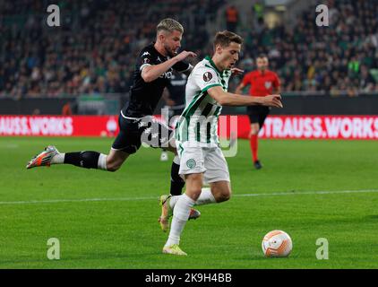 BUDAPEST, HONGRIE - OCTOBRE 27: Caio Henrique d'AS Monaco conteste Kristoffer Zachariassen de Ferencvarosi TC lors du match de l'UEFA Europa League groupe H entre Ferencvarosi TC et AS Monaco au stade Ferencvaros de 27 octobre 2022 à Budapest, Hongrie. Banque D'Images