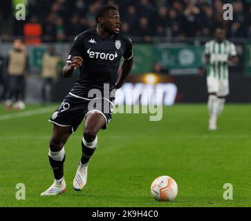 BUDAPEST, HONGRIE - OCTOBRE 27 : Youssouf Fofana d'AS Monaco contrôle le ballon lors du match de l'UEFA Europa League groupe H entre Ferencvarosi TC et AS Monaco au stade Ferencvaros sur 27 octobre 2022 à Budapest, Hongrie. Banque D'Images