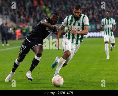 BUDAPEST, HONGRIE - OCTOBRE 27: Youssouf Fofana d'AS Monaco défie Aissa Laidouni de Ferencvarosi TC lors du match de l'UEFA Europa League groupe H entre Ferencvarosi TC et AS Monaco au stade Ferencvaros de 27 octobre 2022 à Budapest, Hongrie. Banque D'Images